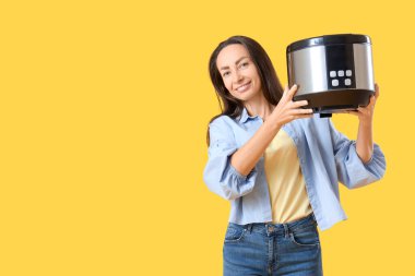 Sarı arka planda çoklu tenceresi olan güzel bir kadın.