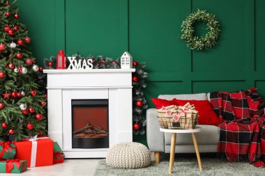 İçinde şömine, Noel ağacı ve Advent takvimi olan oturma odası.