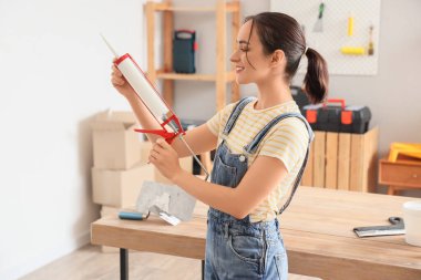 Odada dolgu macunu olan genç bir kadın.