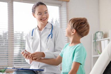 Klinikte dolmakalem kullanan diyabetik çocuk.