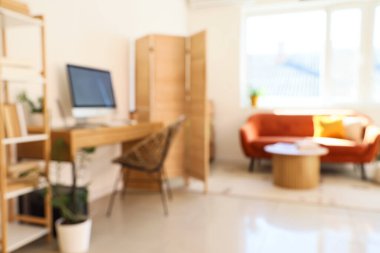 Rahat işyeri, modern bilgisayar ve dizüstü bilgisayarı olan bir oda. Bulanık görünüm