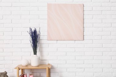 Güzel lavanta çiçekleri ve hafif tuğlalı duvarın yanında posterli dekor