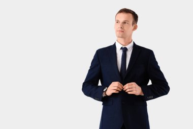 Beyaz arka planda takım elbiseli yakışıklı iş adamı.