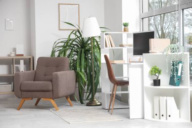 Çalışma yeri, koltuğu ve lambası olan ışık ofisinin içi