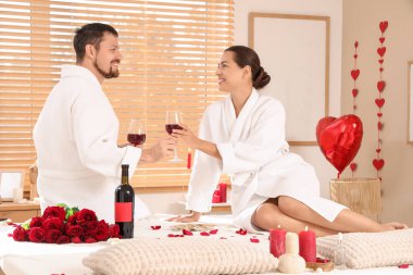 Sevgililer Günü 'nde spa salonunda dinlenen genç bir çift.