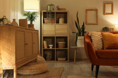 Raf ünitesi, klozet ve gece lambasıyla modern şık oturma odası.