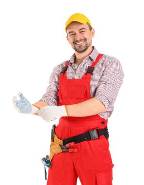 Beyaz arka planda eldivenli erkek teknisyen