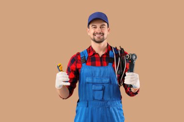 Bej arka planda araçları olan erkek teknisyen