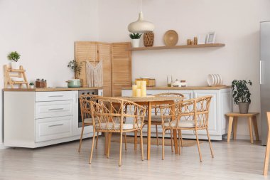 Yemek masasında mumlar olan şık bir mutfak.