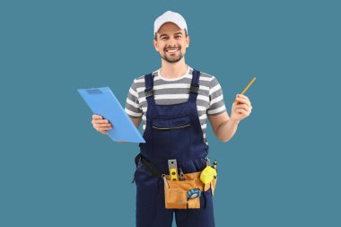 Mavi arka planda panosu olan erkek teknisyen