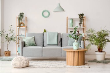 Oturma odasının iç tarafında rahat bir kanepe ve kahve masası var.