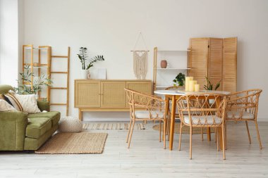 Oturma odasında yemek masasında mumlar var.