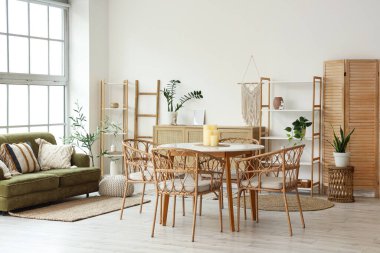 Oturma odasındaki yemek masasında mumlar.