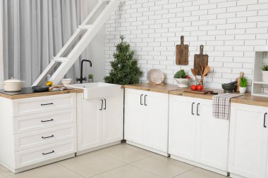 Mutfaktaki tezgahlarda farklı aletler ve ürünler var.