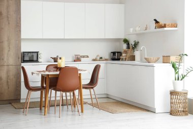 Modern mutfakta mumlar yuvarlak masada.