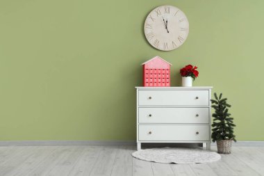 Klozet, Aspirasyon takvimi ve Noel bitkisi noktalı odanın içi