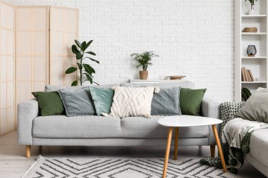 Yastıklı ve sehpalı rahat koltuklar.