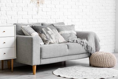 Oturma odasının iç tarafındaki koltukta şık yastıklar.