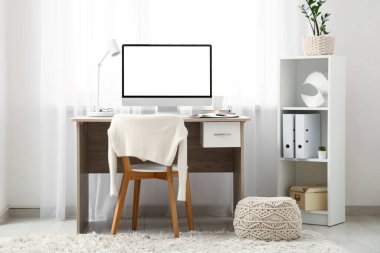 Penceresi oda içinde bilgisayar olan modern ev ofisi