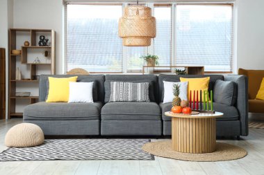 Masadaki Kwanza kutlaması için kanepe, mum ve meyveli modern oturma odasının içi.