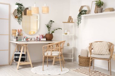 Makyaj masası, lambalar ve bitkilerle aydınlatma odasının içinde.