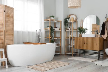 Küvetli, lavabolu ve raflı banyonun içi.