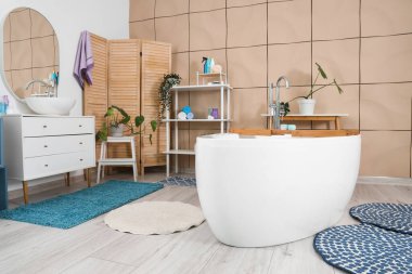 Küveti, lavabosu ve katlanır perdesi olan şık bir banyo.