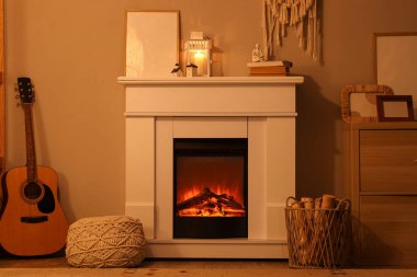 Geceleri şömine, puf ve gitarlı oturma odasının içinde.