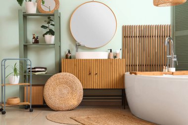 Küveti, lavabosu ve raf ünitesi olan şık bir banyo.