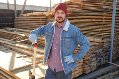 Bıçkıhanede baltası olan yakışıklı marangoz.