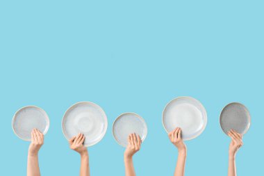 Mavi arka planda temiz plakalı kadın elleri