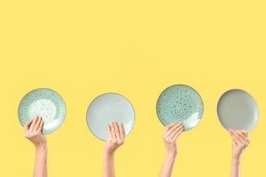 Sarı arka planda plakalı kadın elleri