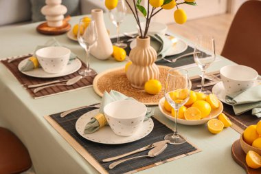 Yemek odasında bir sürü taze turta ve limon ağacı dallarıyla süslenmiş şık bir masa.