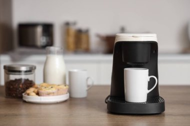 Mutfaktaki fincanlı kahve makinesi, yakın plan.