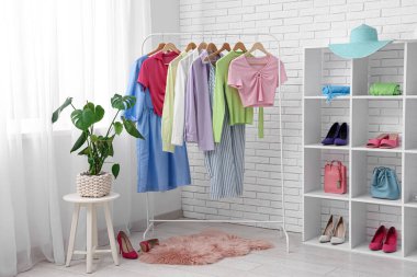 Rafları ve rafları olan şık bir soyunma odası.