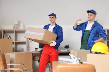 Bükük ambalajlı ve kutulu erkek yükleyiciler ofiste