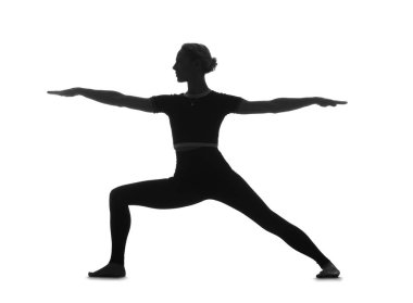 Beyaz arka planda yoga yapan genç bir kadının silueti.