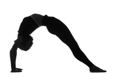 Beyaz arka planda yoga yapan genç bir kadının silueti.