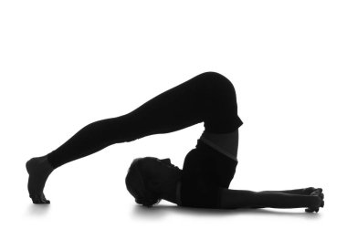Beyaz arka planda yoga yapan genç bir kadının silueti.