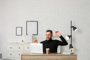 Evde çalışan dizüstü bilgisayarı olan genç bir serbest yazar.