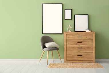 Sandalyeli tuvalet ve yeşil duvarlı boş posterler