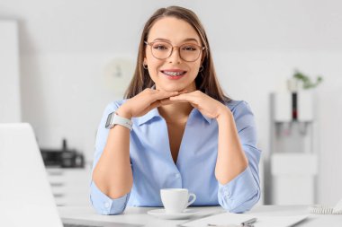 Ofiste masada oturan güzel sekreter.