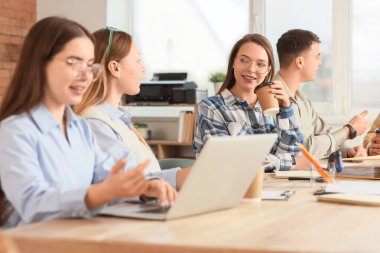 Genç iş adamları ofiste pazarlık yapıyor.