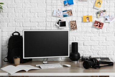 Ofisinde boş bilgisayar monitörü olan bir fotoğrafçı işyeri.