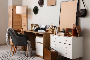 Yazarın iş yeri, tuvaleti ve lambasıyla birlikte ofis içi