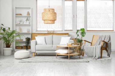 Pencere kenarındaki koltuğu, koltuğu ve şık sehpası olan modern oturma odasının içinde.