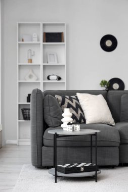 Modern kanepe ile siyah beyaz iç mekan.