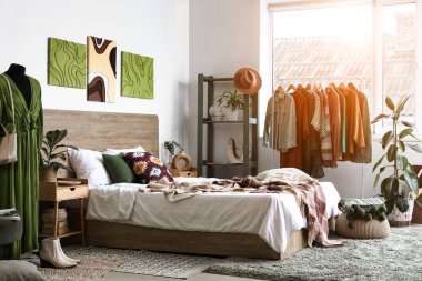 Elbise askılığı ve mankeni olan şık bir yatak odası.