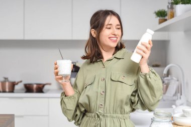 Mutfakta chia tohumu yoğurdu olan genç bir kadın.