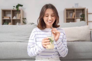 Evde Chia tohumu yoğurdu olan genç bir kadın var.